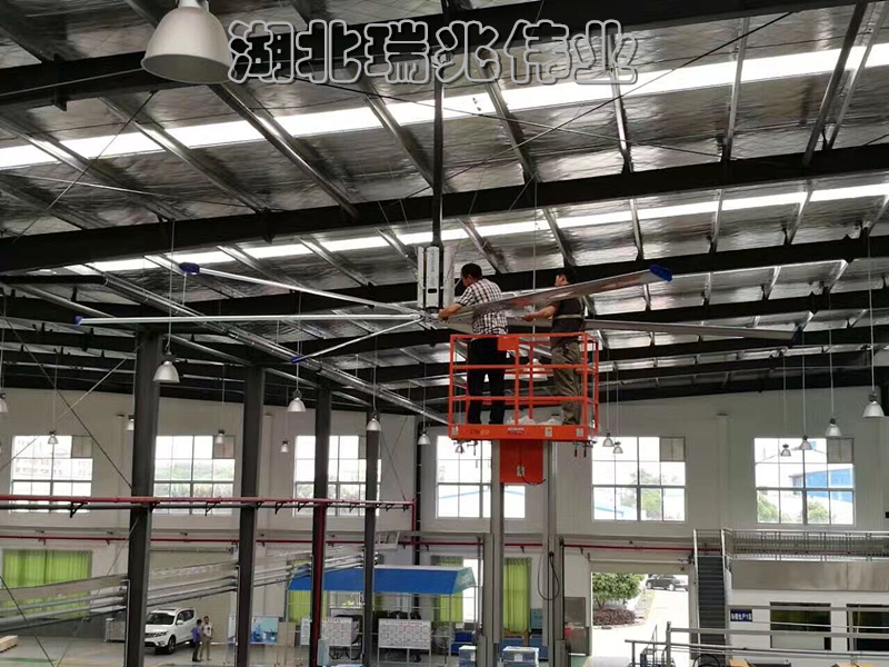 廠房降溫通風(fēng)、大型工業(yè)節(jié)能風(fēng)扇、廠房降溫通風(fēng)、廠房降溫、廠房通風(fēng)、鋼結(jié)構(gòu)廠房通風(fēng)降溫方案、廠房車間通風(fēng)降溫方案、大型工業(yè)風(fēng)扇、物流倉儲大風(fēng)扇、大吊扇、工業(yè)風(fēng)扇、廠房車間降溫設(shè)備、廠房車間通風(fēng)設(shè)備、車間溫控設(shè)備、工業(yè)大吊扇、工業(yè)大風(fēng)扇、工業(yè)節(jié)能風(fēng)扇、湖北瑞兆偉業(yè)通風(fēng)降溫科技有限公司