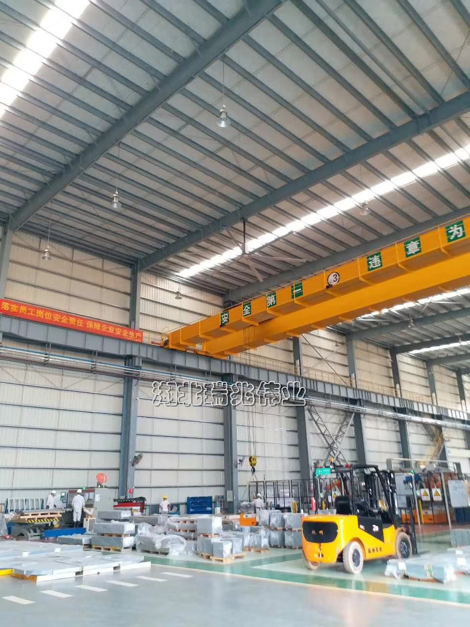 工業(yè)大風(fēng)扇、鋼結(jié)構(gòu)廠房通風(fēng)降溫方案、廠房車間通風(fēng)降溫方案、大型工業(yè)風(fēng)扇、物流倉儲大風(fēng)扇、大吊扇、工業(yè)風(fēng)扇、廠房車間降溫設(shè)備、廠房車間通風(fēng)設(shè)備、車間溫控設(shè)備、工業(yè)大吊扇、工業(yè)大風(fēng)扇、工業(yè)節(jié)能風(fēng)扇、湖北瑞兆偉業(yè)通風(fēng)降溫科技有限公司