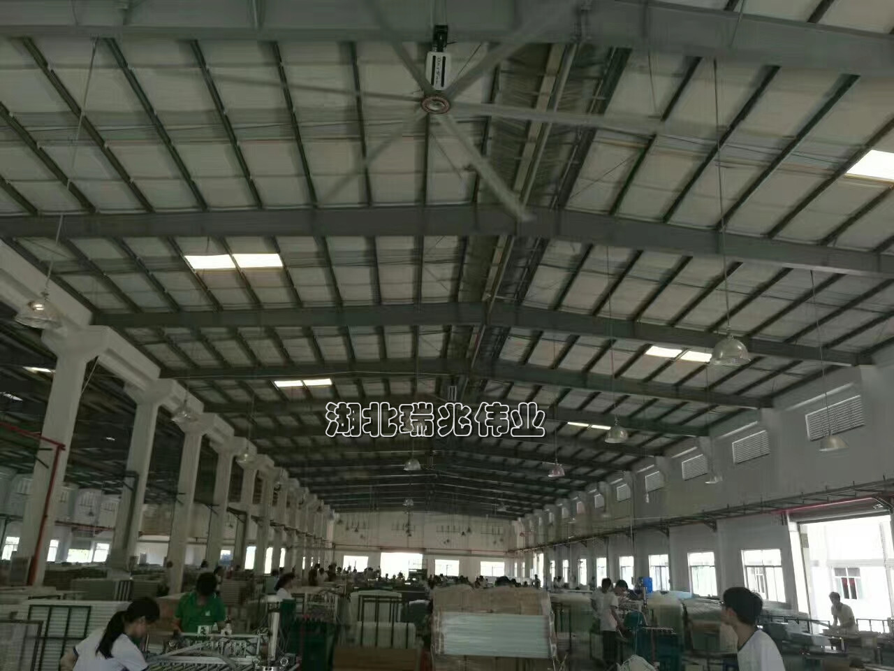 歐比特工業(yè)大風(fēng)扇、鋼結(jié)構(gòu)廠房通風(fēng)降溫方案、廠房車間通風(fēng)降溫方案、大型工業(yè)風(fēng)扇、物流倉儲大風(fēng)扇、大吊扇、工業(yè)風(fēng)扇、廠房車間降溫設(shè)備、廠房車間通風(fēng)設(shè)備、車間溫控設(shè)備、工業(yè)大吊扇、工業(yè)大風(fēng)扇、工業(yè)節(jié)能風(fēng)扇、湖北瑞兆偉業(yè)通風(fēng)降溫科技有限公司