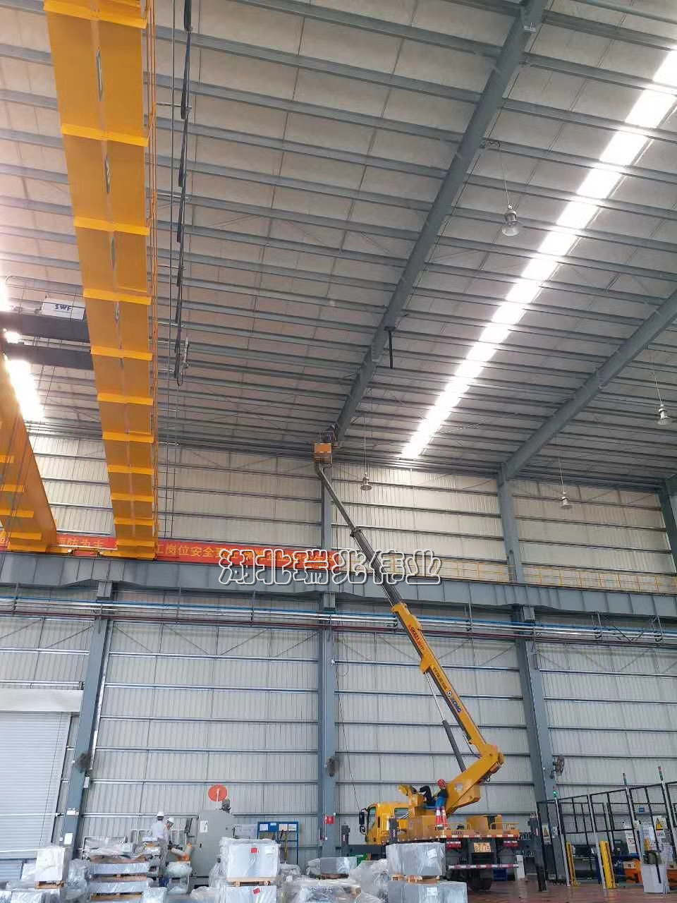 高大廠房降溫通風(fēng)方案、高大廠房降溫通風(fēng)、鋼結(jié)構(gòu)廠房通風(fēng)降溫方案、廠房車(chē)間通風(fēng)降溫方案、大型工業(yè)風(fēng)扇、物流倉(cāng)儲(chǔ)大風(fēng)扇、大吊扇、工業(yè)風(fēng)扇、廠房車(chē)間降溫設(shè)備、廠房車(chē)間通風(fēng)設(shè)備、車(chē)間溫控設(shè)備、工業(yè)大吊扇、工業(yè)大風(fēng)扇、工業(yè)節(jié)能風(fēng)扇、湖北瑞兆偉業(yè)通風(fēng)降溫科技有限公司