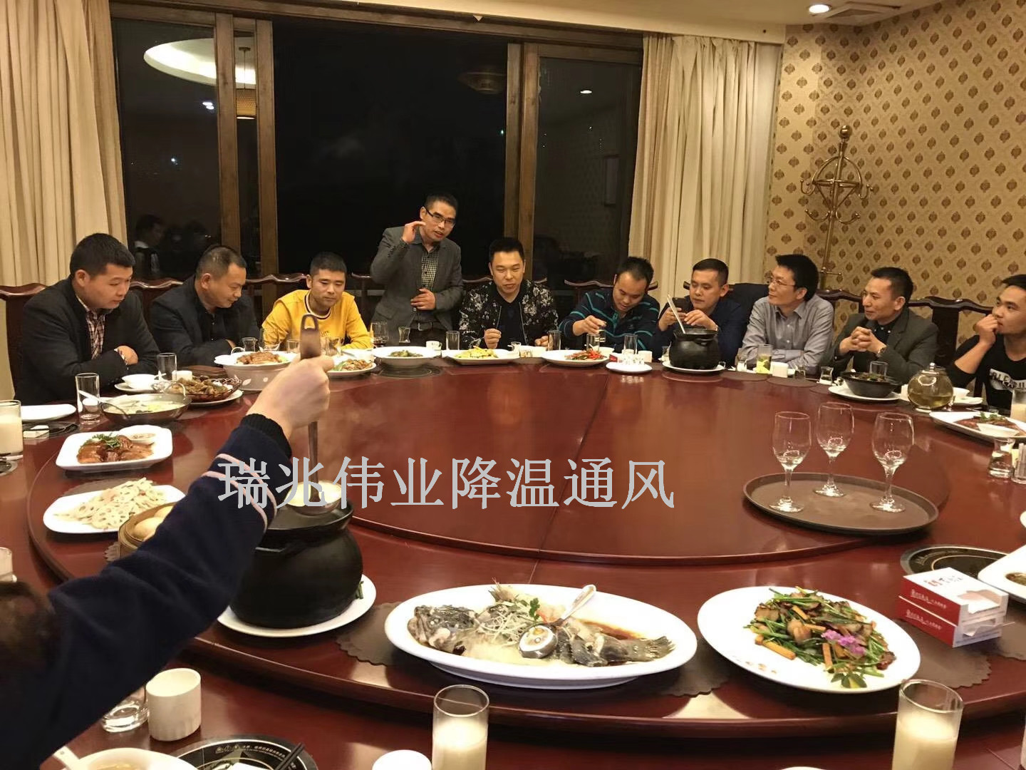 鋼結(jié)構(gòu)廠房通風(fēng)降溫方案、廠房車間通風(fēng)降溫方案、大型工業(yè)風(fēng)扇、物流倉儲大風(fēng)扇、大吊扇、工業(yè)風(fēng)扇、廠房車間降溫設(shè)備、廠房車間通風(fēng)設(shè)備、車間溫控設(shè)備、工業(yè)大吊扇、工業(yè)大風(fēng)扇、工業(yè)節(jié)能風(fēng)扇、湖北瑞兆偉業(yè)通風(fēng)降溫科技有限公司