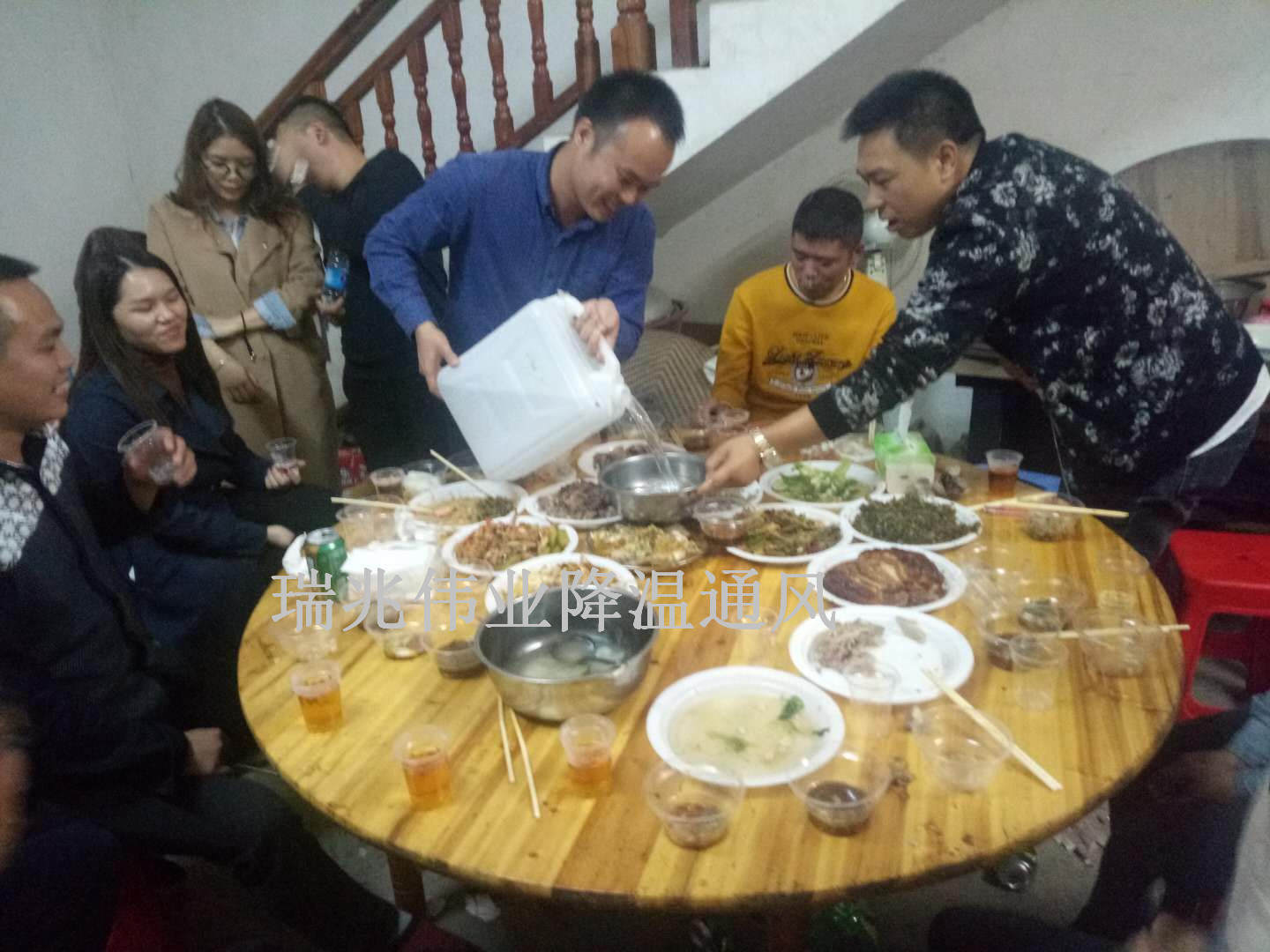 高大廠房降溫通風(fēng)、鋼結(jié)構(gòu)廠房通風(fēng)降溫方案、廠房車間通風(fēng)降溫方案、大型工業(yè)風(fēng)扇、物流倉儲大風(fēng)扇、大吊扇、工業(yè)風(fēng)扇、廠房車間降溫設(shè)備、廠房車間通風(fēng)設(shè)備、車間溫控設(shè)備、工業(yè)大吊扇、工業(yè)大風(fēng)扇、工業(yè)節(jié)能風(fēng)扇、湖北瑞兆偉業(yè)通風(fēng)降溫科技有限公司