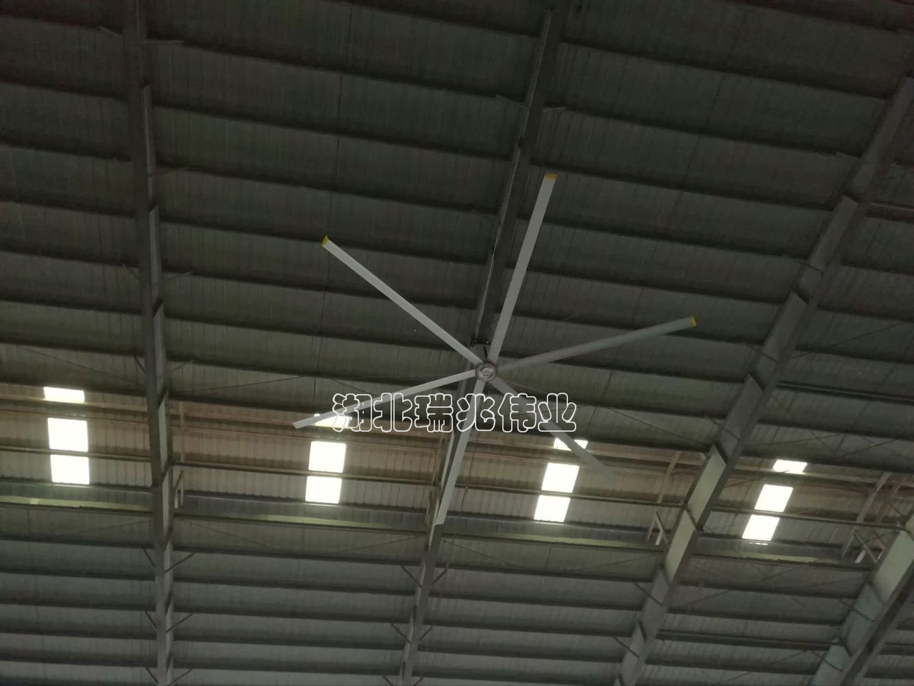 瑞泰風(fēng)工業(yè)大風(fēng)扇、鋼結(jié)構(gòu)廠房通風(fēng)降溫方案、廠房車間通風(fēng)降溫方案、大型工業(yè)風(fēng)扇、物流倉(cāng)儲(chǔ)大風(fēng)扇、大吊扇、工業(yè)風(fēng)扇、廠房車間降溫設(shè)備、廠房車間通風(fēng)設(shè)備、車間溫控設(shè)備、工業(yè)大吊扇、工業(yè)大風(fēng)扇、工業(yè)節(jié)能風(fēng)扇、湖北瑞兆偉業(yè)通風(fēng)降溫科技有限公司