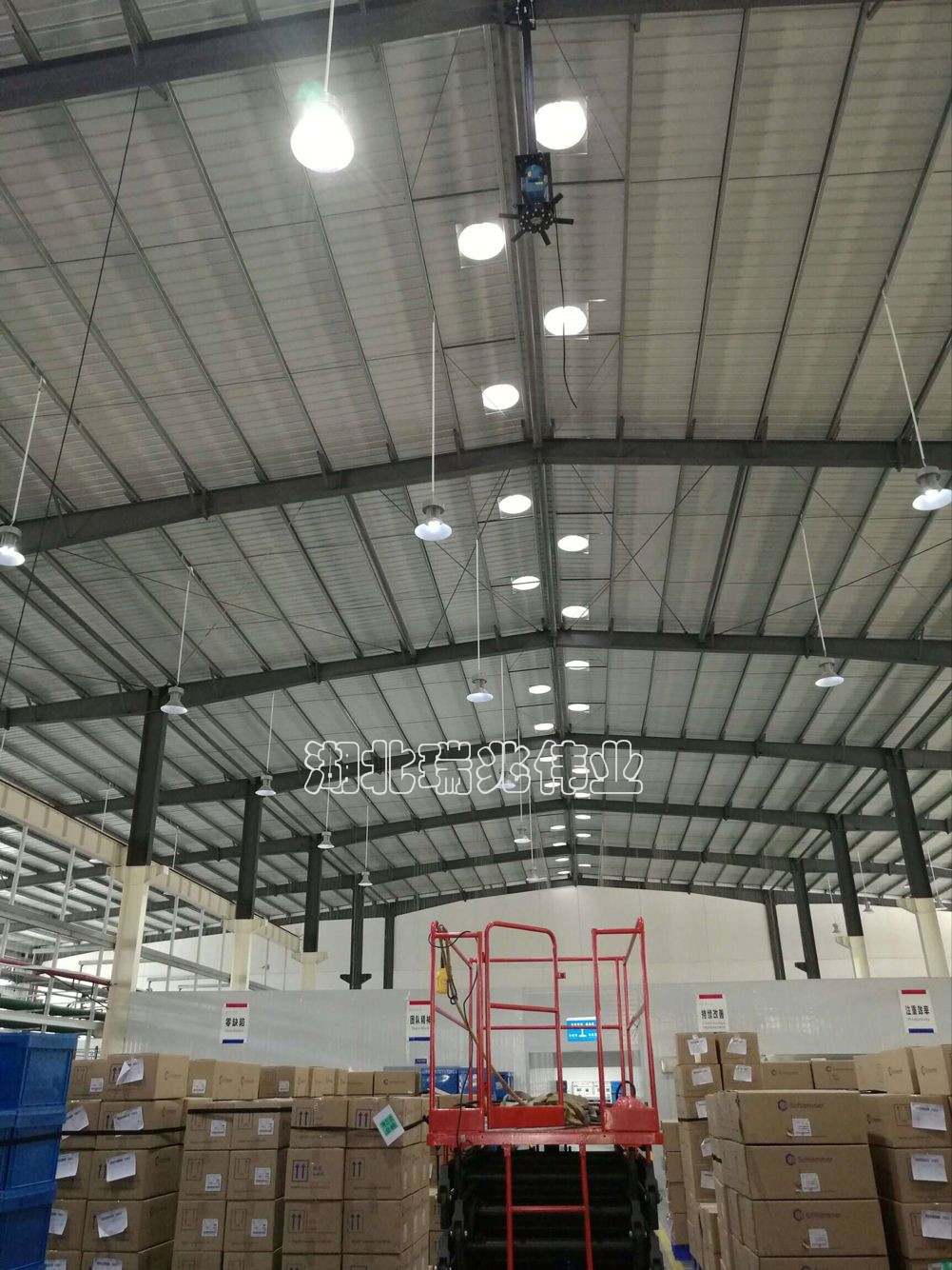 瑞泰風(fēng)工業(yè)大風(fēng)扇、鋼結(jié)構(gòu)廠房通風(fēng)降溫方案、廠房車(chē)間通風(fēng)降溫方案、大型工業(yè)風(fēng)扇、物流倉(cāng)儲(chǔ)大風(fēng)扇、大吊扇、工業(yè)風(fēng)扇、廠房車(chē)間降溫設(shè)備、廠房車(chē)間通風(fēng)設(shè)備、車(chē)間溫控設(shè)備、工業(yè)大吊扇、工業(yè)大風(fēng)扇、工業(yè)節(jié)能風(fēng)扇、湖北瑞兆偉業(yè)通風(fēng)降溫科技有限公司