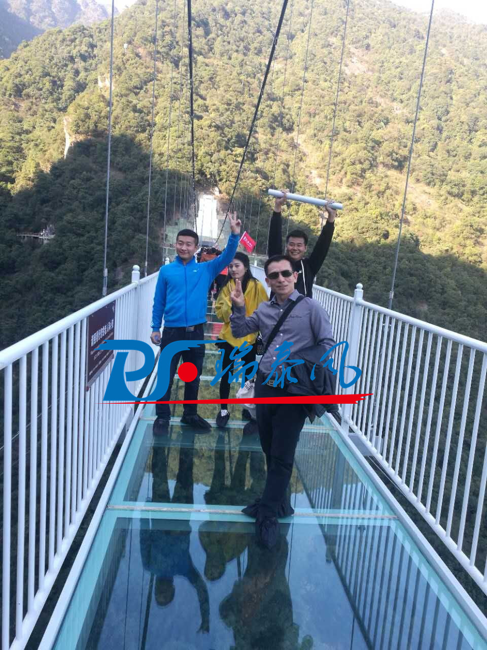 鋼結(jié)構(gòu)廠房通風(fēng)降溫方案、廠房車間通風(fēng)降溫方案、大型工業(yè)風(fēng)扇、物流倉儲大風(fēng)扇、大吊扇、工業(yè)風(fēng)扇、廠房車間降溫設(shè)備、廠房車間通風(fēng)設(shè)備、車間溫控設(shè)備、工業(yè)大吊扇、工業(yè)大風(fēng)扇、工業(yè)節(jié)能風(fēng)扇、湖北瑞兆偉業(yè)通風(fēng)降溫科技有限公司、瑞泰風(fēng)工業(yè)大風(fēng)扇