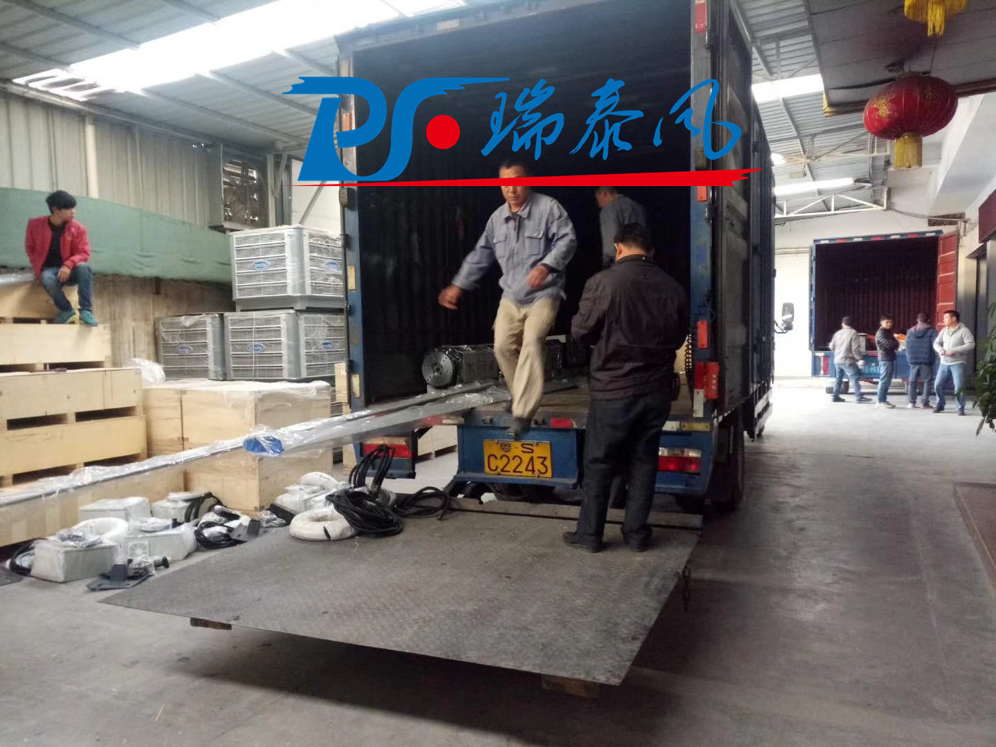 瑞泰風(fēng)工業(yè)大風(fēng)扇、鋼結(jié)構(gòu)廠房通風(fēng)降溫方案、廠房車(chē)間通風(fēng)降溫方案、大型工業(yè)風(fēng)扇、物流倉(cāng)儲(chǔ)大風(fēng)扇、大吊扇、工業(yè)風(fēng)扇、廠房車(chē)間降溫設(shè)備、廠房車(chē)間通風(fēng)設(shè)備、車(chē)間溫控設(shè)備、工業(yè)大吊扇、工業(yè)大風(fēng)扇、工業(yè)節(jié)能風(fēng)扇、湖北瑞兆偉業(yè)通風(fēng)降溫科技有限公司