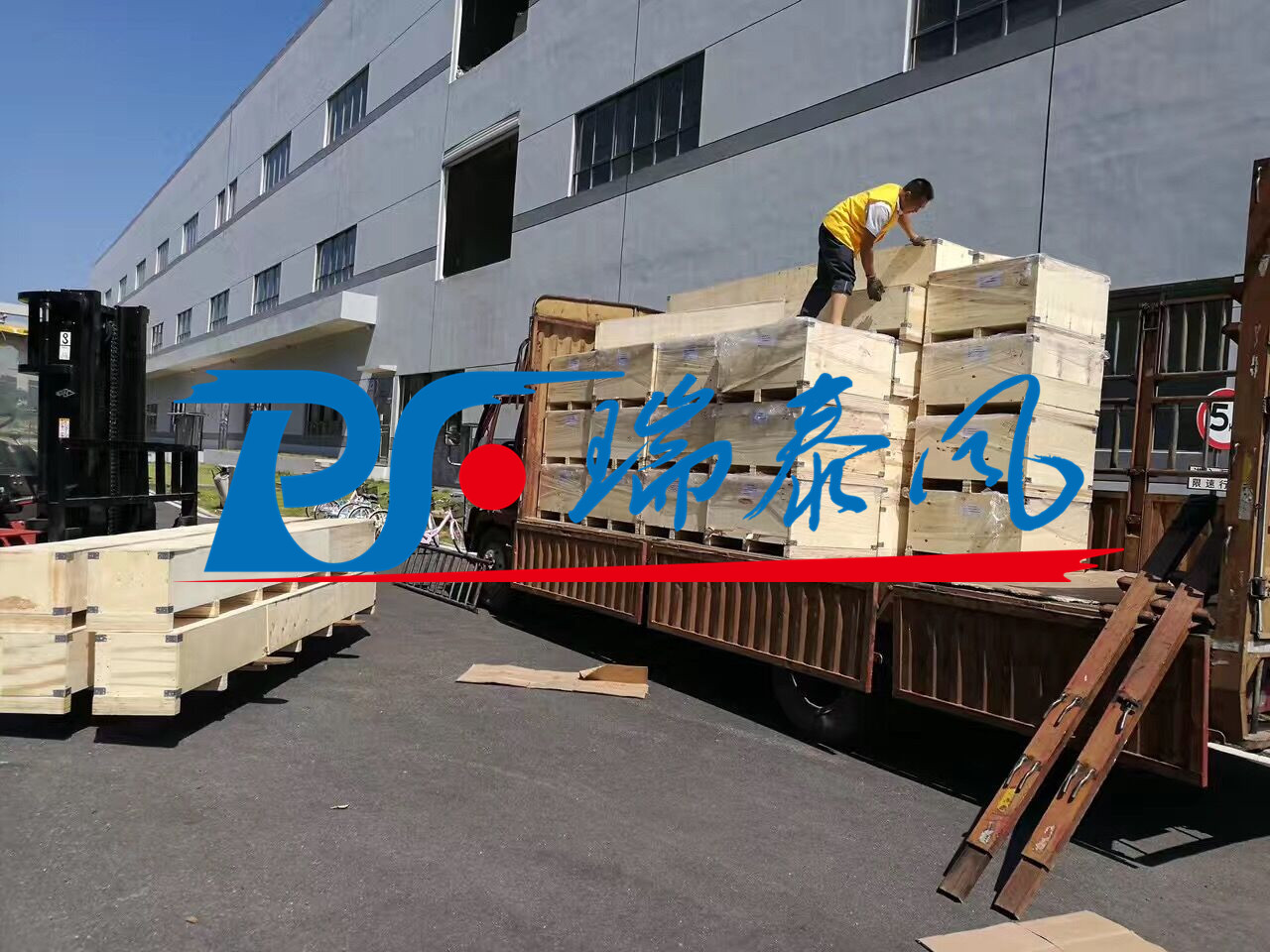 瑞泰風(fēng)工業(yè)大風(fēng)扇、鋼結(jié)構(gòu)廠房通風(fēng)降溫方案、廠房車間通風(fēng)降溫方案、大型工業(yè)風(fēng)扇、物流倉儲大風(fēng)扇、大吊扇、工業(yè)風(fēng)扇、廠房車間降溫設(shè)備、廠房車間通風(fēng)設(shè)備、車間溫控設(shè)備、工業(yè)大吊扇、工業(yè)大風(fēng)扇、工業(yè)節(jié)能風(fēng)扇、湖北瑞兆偉業(yè)通風(fēng)降溫科技有限公司、瑞泰風(fēng)工業(yè)大風(fēng)扇