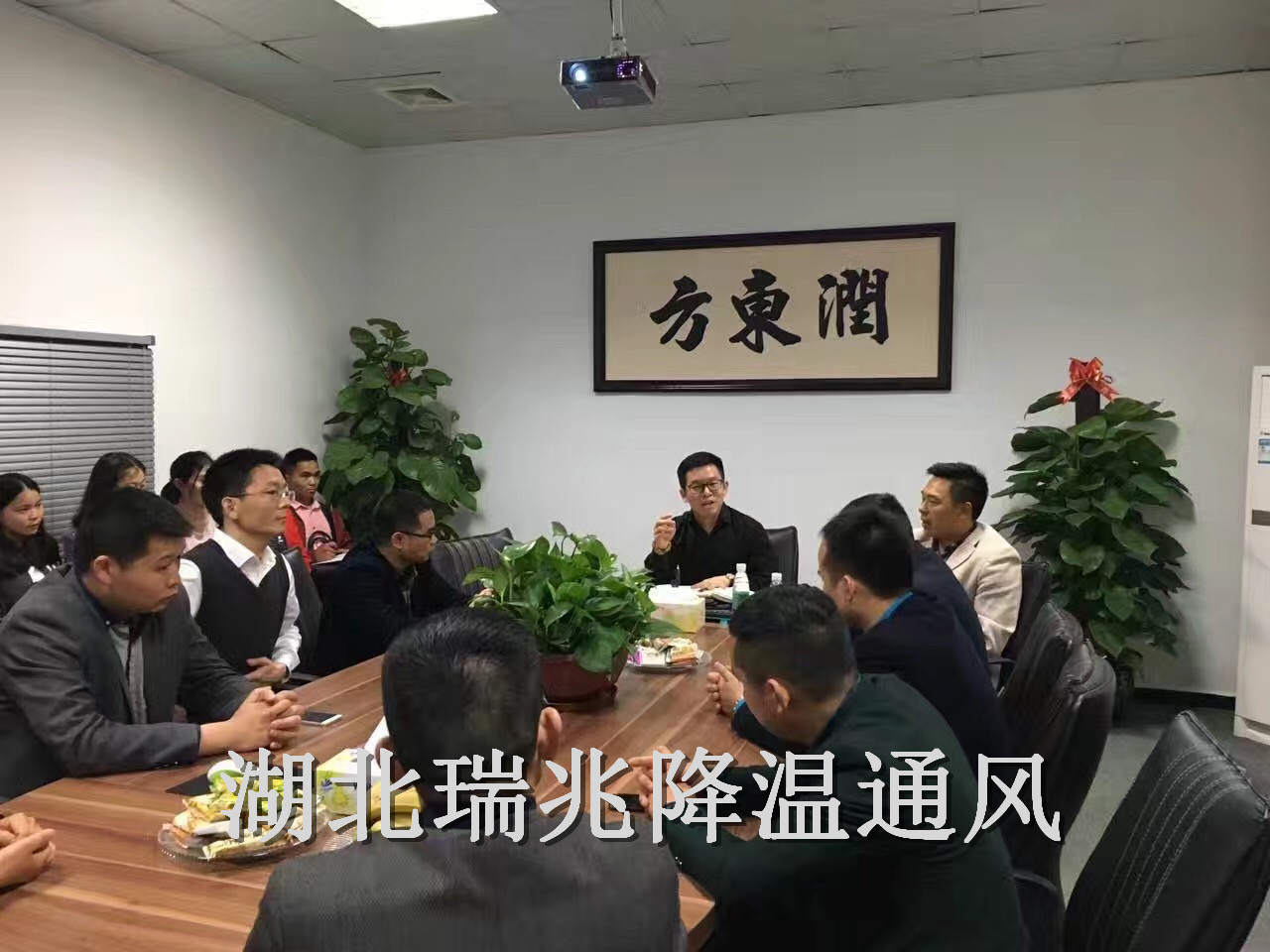 扇機組合、瑞泰風(fēng)工業(yè)大風(fēng)扇、鋼結(jié)構(gòu)廠房通風(fēng)降溫方案、廠房車間通風(fēng)降溫方案、大型工業(yè)風(fēng)扇、物流倉儲大風(fēng)扇、大吊扇、工業(yè)風(fēng)扇、廠房車間降溫設(shè)備、廠房車間通風(fēng)設(shè)備、車間溫控設(shè)備、工業(yè)大吊扇、工業(yè)大風(fēng)扇、工業(yè)節(jié)能風(fēng)扇、湖北瑞兆偉業(yè)通風(fēng)降溫科技有限公司