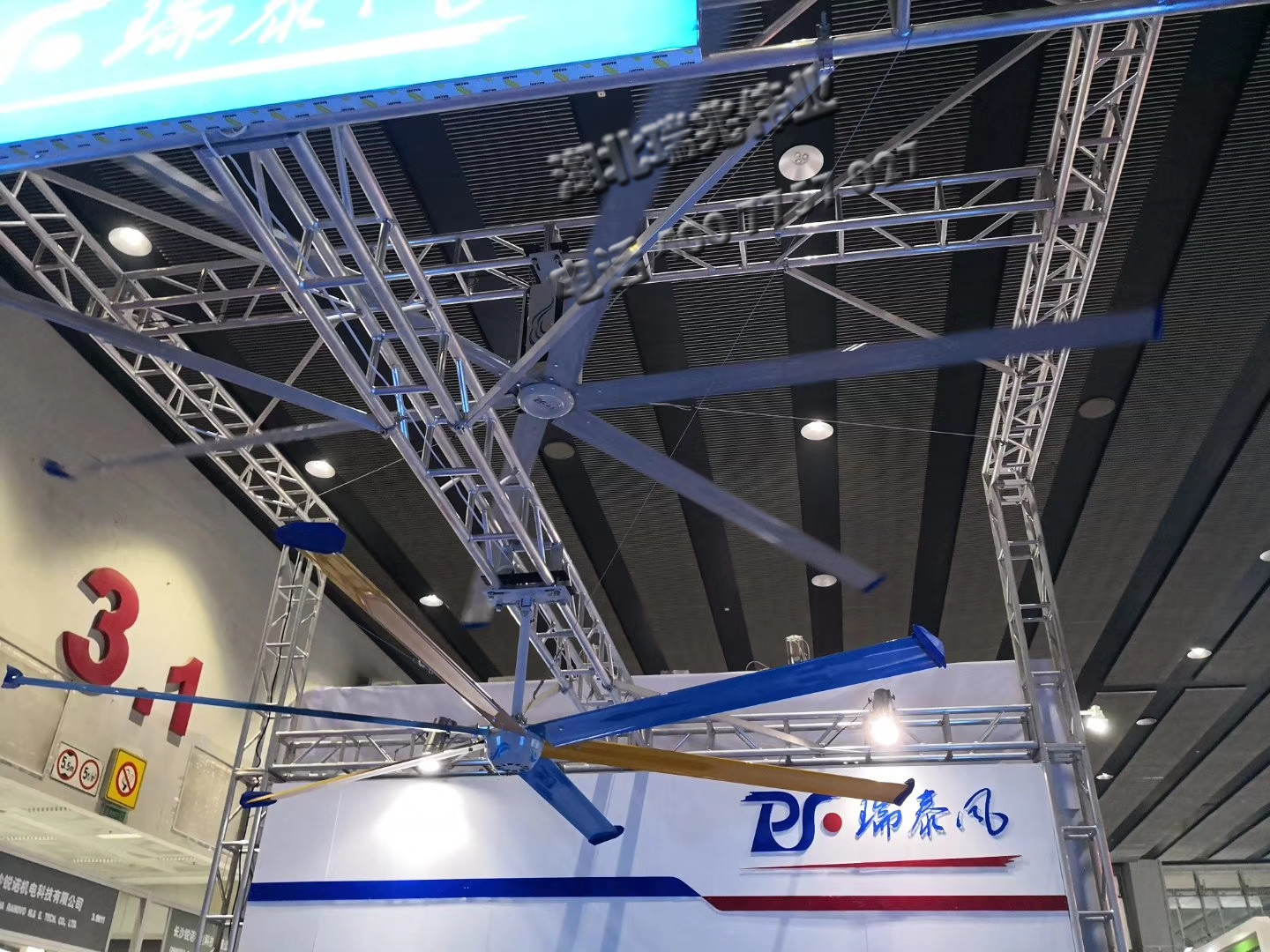 瑞泰風(fēng)大吊扇、鋼結(jié)構(gòu)廠房通風(fēng)降溫方案、廠房車間通風(fēng)降溫方案、大型工業(yè)風(fēng)扇、物流倉儲(chǔ)大風(fēng)扇、大吊扇、工業(yè)風(fēng)扇、廠房車間降溫設(shè)備、廠房車間通風(fēng)設(shè)備、車間溫控設(shè)備、工業(yè)大吊扇、工業(yè)大風(fēng)扇、工業(yè)節(jié)能風(fēng)扇、湖北瑞兆偉業(yè)通風(fēng)降溫科技有限公司