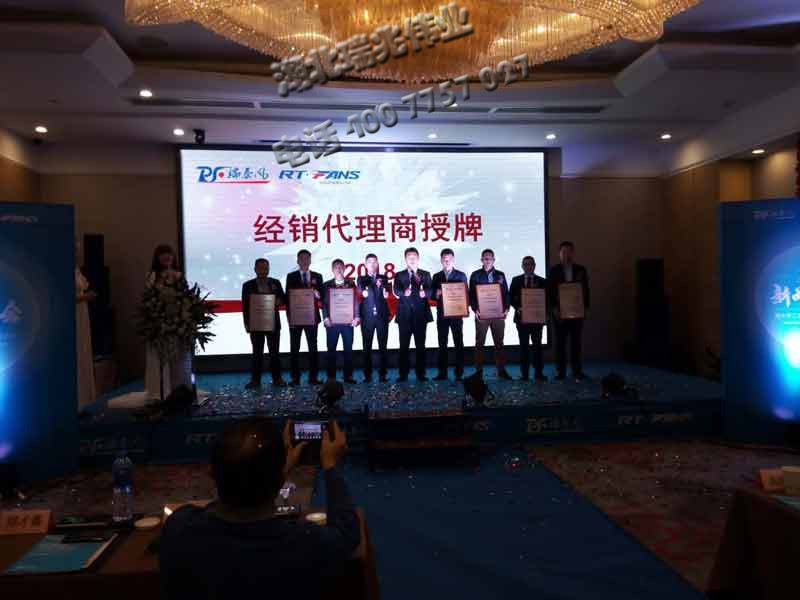 通風(fēng)降溫、瑞泰風(fēng)工業(yè)大風(fēng)扇、鋼結(jié)構(gòu)廠房通風(fēng)降溫方案、廠房車間通風(fēng)降溫方案、大型工業(yè)風(fēng)扇、物流倉(cāng)儲(chǔ)大風(fēng)扇、大吊扇、工業(yè)風(fēng)扇、廠房車間降溫設(shè)備、廠房車間通風(fēng)設(shè)備、車間溫控設(shè)備、工業(yè)大吊扇、工業(yè)大風(fēng)扇、工業(yè)節(jié)能風(fēng)扇、湖北瑞兆偉業(yè)通風(fēng)降溫科技有限公司