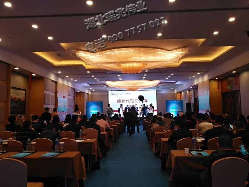 鋼結(jié)構(gòu)廠房通風(fēng)降溫方案、廠房車間通風(fēng)降溫方案、大型工業(yè)風(fēng)扇、物流倉儲(chǔ)大風(fēng)扇、大吊扇、工業(yè)風(fēng)扇、廠房車間降溫設(shè)備、廠房車間通風(fēng)設(shè)備、車間溫控設(shè)備、工業(yè)大吊扇、工業(yè)大風(fēng)扇、工業(yè)節(jié)能風(fēng)扇、湖北瑞兆偉業(yè)通風(fēng)降溫科技有限公司