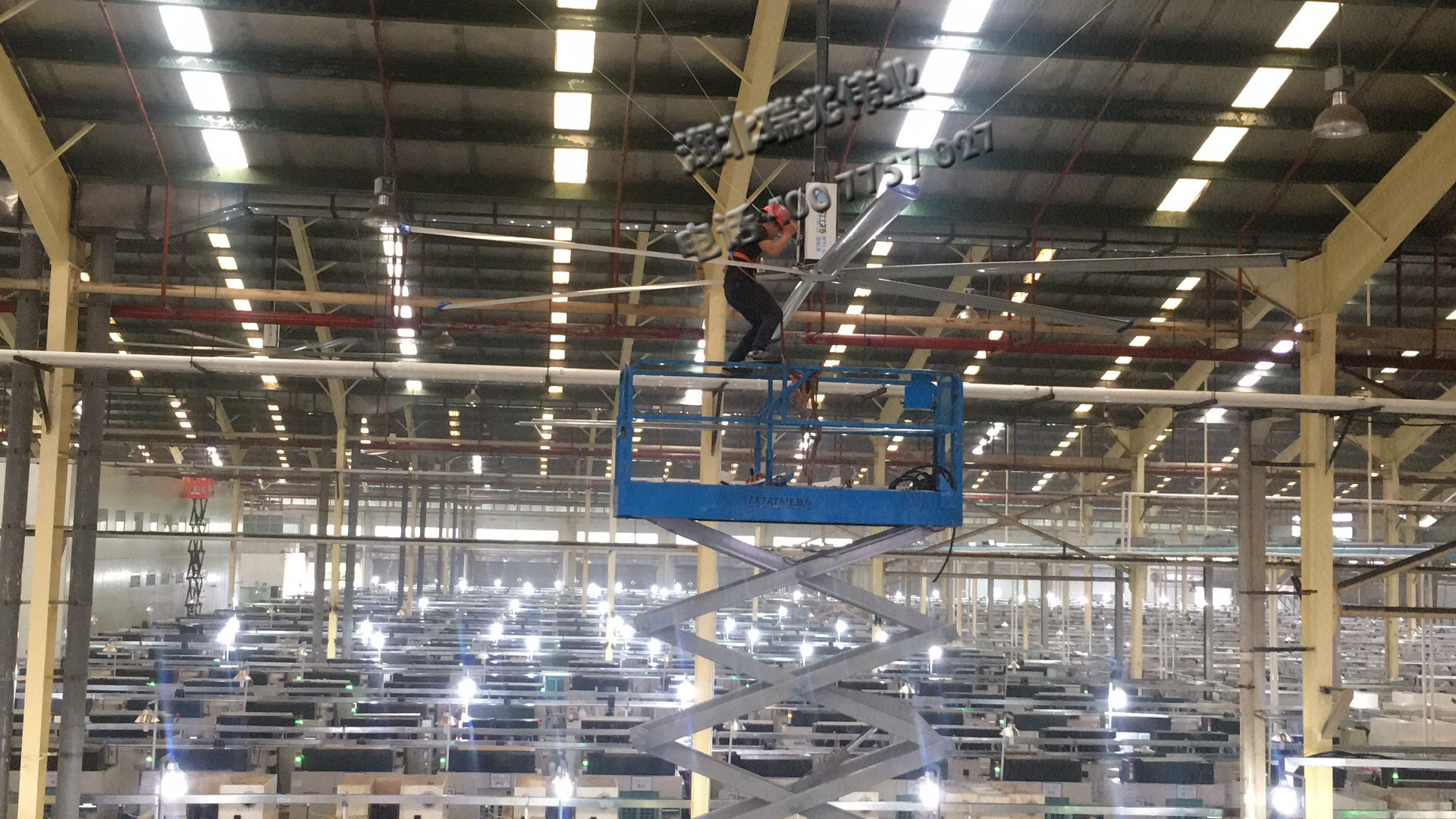 鋼結(jié)構(gòu)廠房通風(fēng)降溫方案、廠房車間通風(fēng)降溫方案、大型工業(yè)風(fēng)扇、物流倉儲大風(fēng)扇、大吊扇、工業(yè)風(fēng)扇、廠房車間降溫設(shè)備、廠房車間通風(fēng)設(shè)備、車間溫控設(shè)備、工業(yè)大吊扇、工業(yè)大風(fēng)扇、工業(yè)節(jié)能風(fēng)扇、湖北瑞兆偉業(yè)通風(fēng)降溫科技有限公司