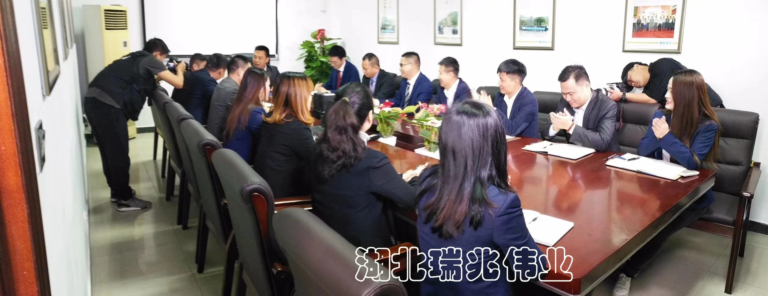 鋼結(jié)構(gòu)廠房通風(fēng)降溫方案、廠房車間通風(fēng)降溫方案、大型工業(yè)風(fēng)扇、物流倉儲大風(fēng)扇、大吊扇、工業(yè)風(fēng)扇、廠房車間降溫設(shè)備、廠房車間通風(fēng)設(shè)備、車間溫控設(shè)備、工業(yè)大吊扇、工業(yè)大風(fēng)扇、工業(yè)節(jié)能風(fēng)扇、湖北瑞兆偉業(yè)通風(fēng)降溫科技有限公司