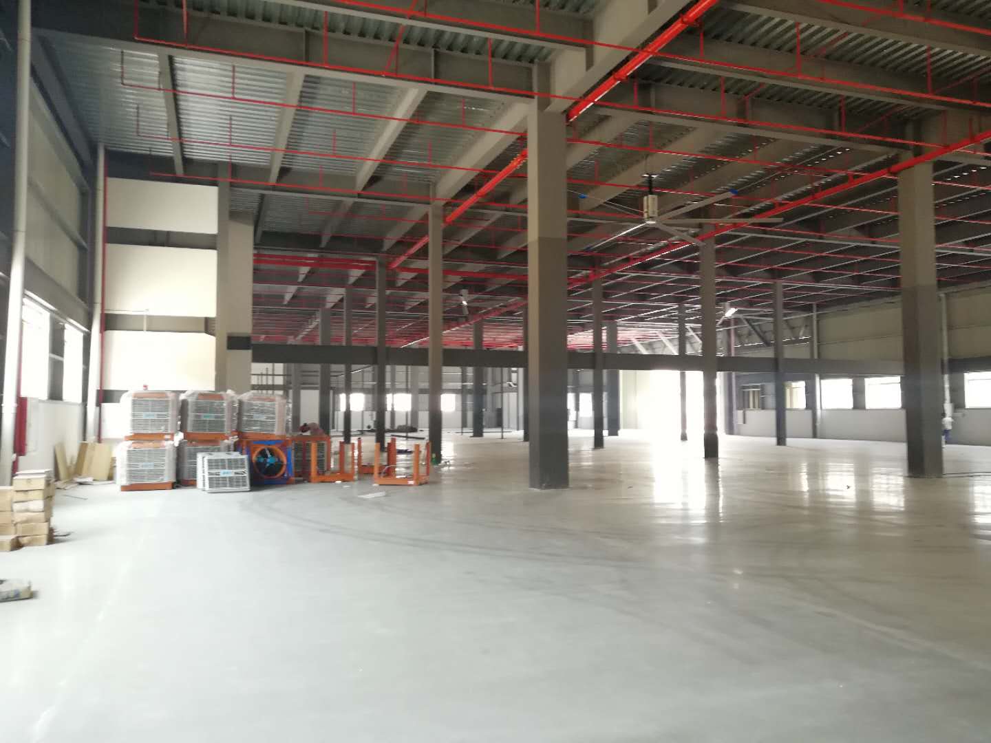 鋼結(jié)構(gòu)廠房通風(fēng)降溫方案、廠房車間通風(fēng)降溫方案、大型工業(yè)風(fēng)扇、物流倉儲(chǔ)大風(fēng)扇、大吊扇、工業(yè)風(fēng)扇、廠房車間降溫設(shè)備、廠房車間通風(fēng)設(shè)備、車間溫控設(shè)備、工業(yè)大吊扇、工業(yè)大風(fēng)扇、工業(yè)節(jié)能風(fēng)扇、湖北瑞兆偉業(yè)通風(fēng)降溫科技有限公司