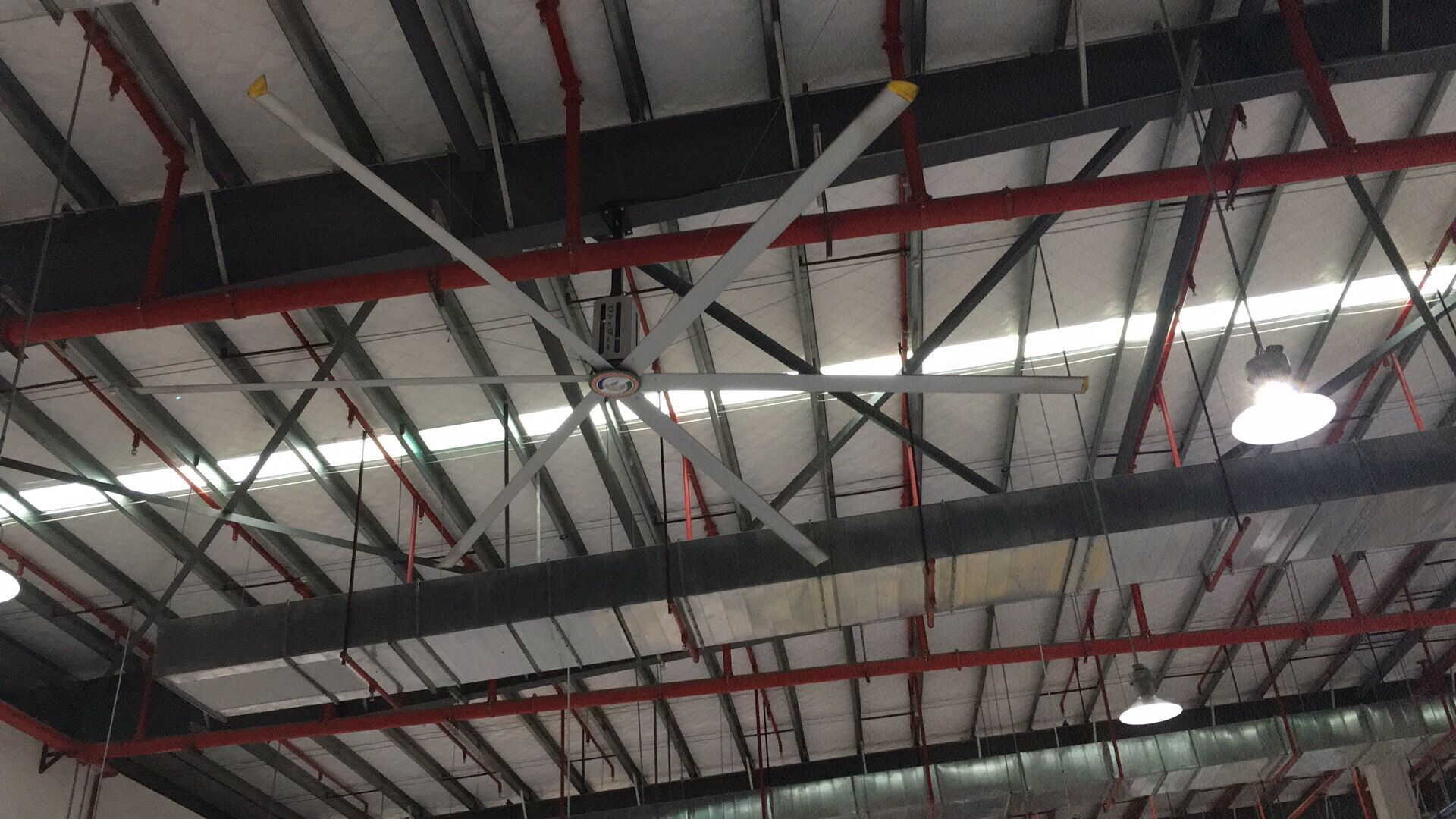 鋼結(jié)構(gòu)廠房通風(fēng)降溫方案、廠房車間通風(fēng)降溫方案、大型工業(yè)風(fēng)扇、物流倉(cāng)儲(chǔ)大風(fēng)扇、大吊扇、工業(yè)風(fēng)扇、廠房車間降溫設(shè)備、廠房車間通風(fēng)設(shè)備、車間溫控設(shè)備、工業(yè)大吊扇、工業(yè)大風(fēng)扇、工業(yè)節(jié)能風(fēng)扇、湖北瑞兆偉業(yè)通風(fēng)降溫科技有限公司