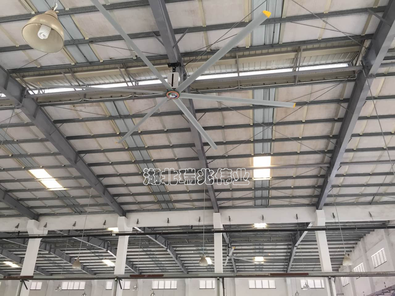 鋼結(jié)構(gòu)廠房通風(fēng)降溫方案、廠房車間通風(fēng)降溫方案、大型工業(yè)風(fēng)扇、物流倉儲大風(fēng)扇、大吊扇、工業(yè)風(fēng)扇、廠房車間降溫設(shè)備、廠房車間通風(fēng)設(shè)備、車間溫控設(shè)備、工業(yè)大吊扇、工業(yè)大風(fēng)扇、工業(yè)節(jié)能風(fēng)扇、湖北瑞兆偉業(yè)通風(fēng)降溫科技有限公司