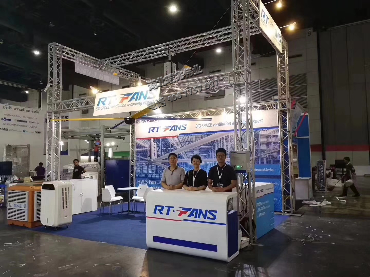 鋼結(jié)構(gòu)廠(chǎng)房通風(fēng)降溫方案、廠(chǎng)房車(chē)間通風(fēng)降溫方案、大型工業(yè)風(fēng)扇、物流倉(cāng)儲(chǔ)大風(fēng)扇、大吊扇、工業(yè)風(fēng)扇、廠(chǎng)房車(chē)間降溫設(shè)備、廠(chǎng)房車(chē)間通風(fēng)設(shè)備、車(chē)間溫控設(shè)備、工業(yè)大吊扇、工業(yè)大風(fēng)扇、工業(yè)節(jié)能風(fēng)扇、湖北瑞兆偉業(yè)通風(fēng)降溫科技有限公司