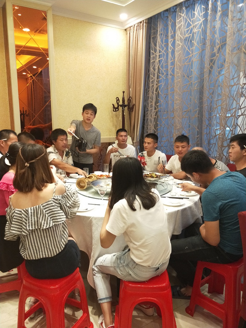 鋼結構廠房通風降溫方案、廠房車間通風降溫方案、大型工業(yè)風扇、物流倉儲大風扇、大吊扇、工業(yè)風扇、廠房車間降溫設備、廠房車間通風設備、車間溫控設備、工業(yè)大吊扇、工業(yè)大風扇、工業(yè)節(jié)能風扇、湖北瑞兆偉業(yè)通風降溫科技有限公司