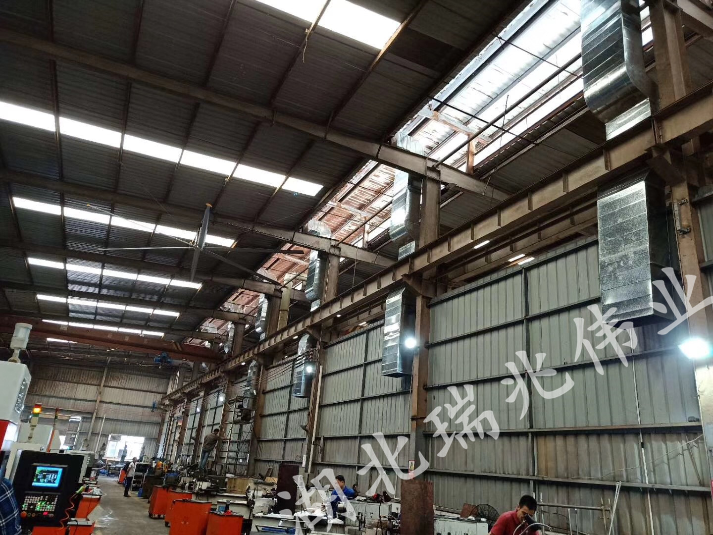 鋼結(jié)構(gòu)廠房通風(fēng)降溫方案、廠房車間通風(fēng)降溫方案、大型工業(yè)風(fēng)扇、物流倉儲大風(fēng)扇、大吊扇、工業(yè)風(fēng)扇、廠房車間降溫設(shè)備、廠房車間通風(fēng)設(shè)備、車間溫控設(shè)備、工業(yè)大吊扇、工業(yè)大風(fēng)扇、工業(yè)節(jié)能風(fēng)扇、湖北瑞兆偉業(yè)通風(fēng)降溫科技有限公司