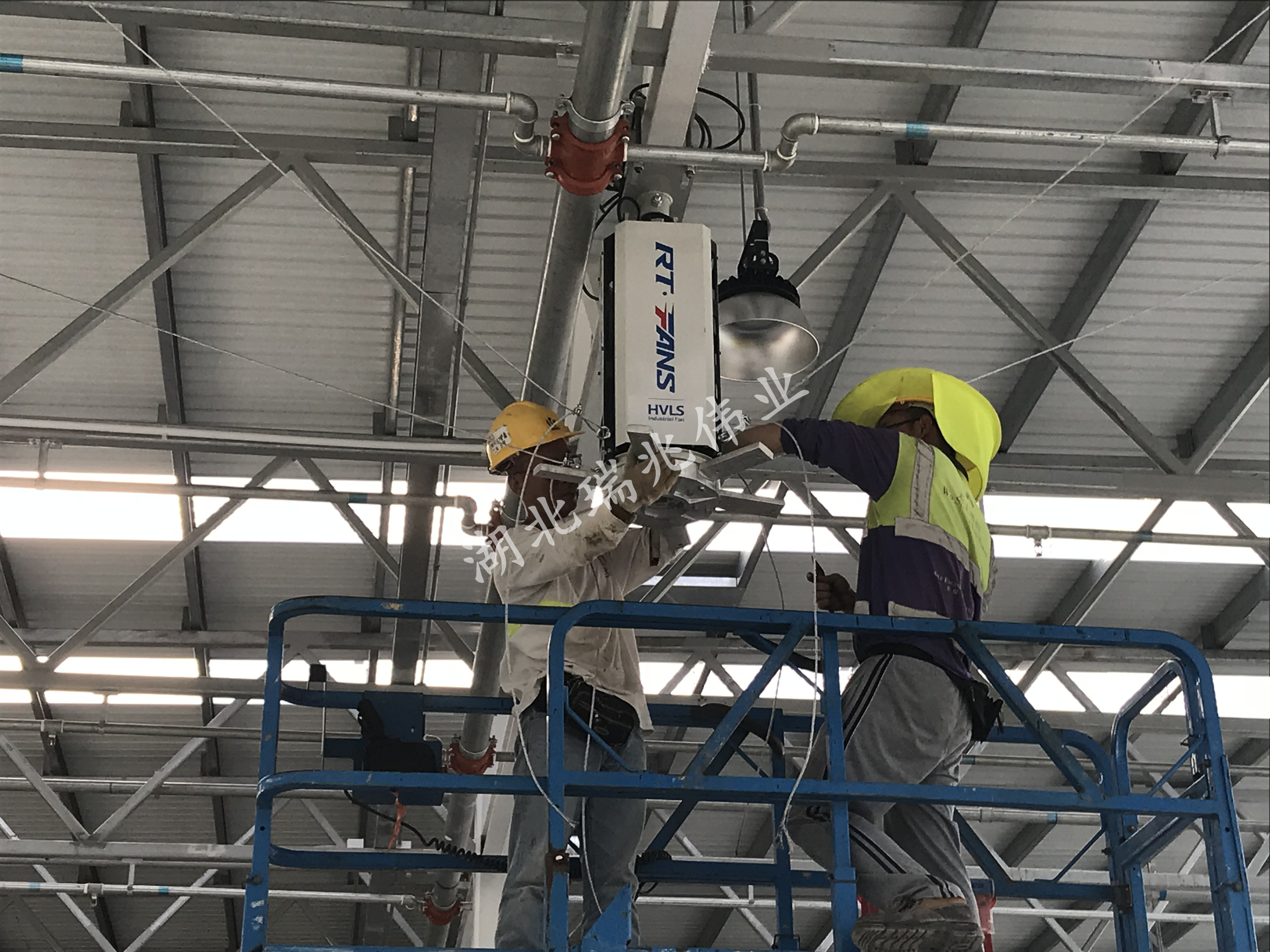 鋼結(jié)構(gòu)廠房通風(fēng)降溫方案、廠房車間通風(fēng)降溫方案、大型工業(yè)風(fēng)扇、物流倉儲大風(fēng)扇、大吊扇、工業(yè)風(fēng)扇、廠房車間降溫設(shè)備、廠房車間通風(fēng)設(shè)備、車間溫控設(shè)備、工業(yè)大吊扇、工業(yè)大風(fēng)扇、工業(yè)節(jié)能風(fēng)扇、湖北瑞兆偉業(yè)通風(fēng)降溫科技有限公司