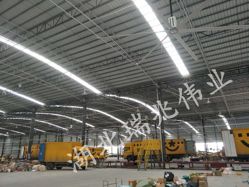 鋼結構廠房通風降溫方案、廠房車間通風降溫方案、大型工業(yè)風扇、物流倉儲大風扇、大吊扇、工業(yè)風扇、廠房車間降溫設備、廠房車間通風設備、車間溫控設備、工業(yè)大吊扇、工業(yè)大風扇、工業(yè)節(jié)能風扇、湖北瑞兆偉業(yè)通風降溫科技有限公司