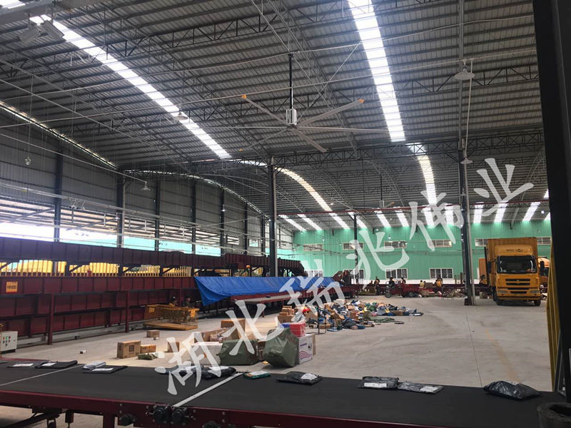 鋼結構廠房通風降溫方案、廠房車間通風降溫方案、大型工業(yè)風扇、物流倉儲大風扇、大吊扇、工業(yè)風扇、廠房車間降溫設備、廠房車間通風設備、車間溫控設備、工業(yè)大吊扇、工業(yè)大風扇、工業(yè)節(jié)能風扇、湖北瑞兆偉業(yè)通風降溫科技有限公司
