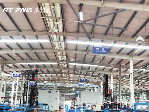 瑞泰風(fēng)工業(yè)大風(fēng)扇，瑞泰風(fēng)工業(yè)大吊扇，瑞泰風(fēng)大型工業(yè)大風(fēng)扇，大風(fēng)扇通風(fēng)降溫效果，大風(fēng)扇通風(fēng)降溫功效，高大鐵皮鋼結(jié)構(gòu)廠房通風(fēng)降溫用大風(fēng)扇