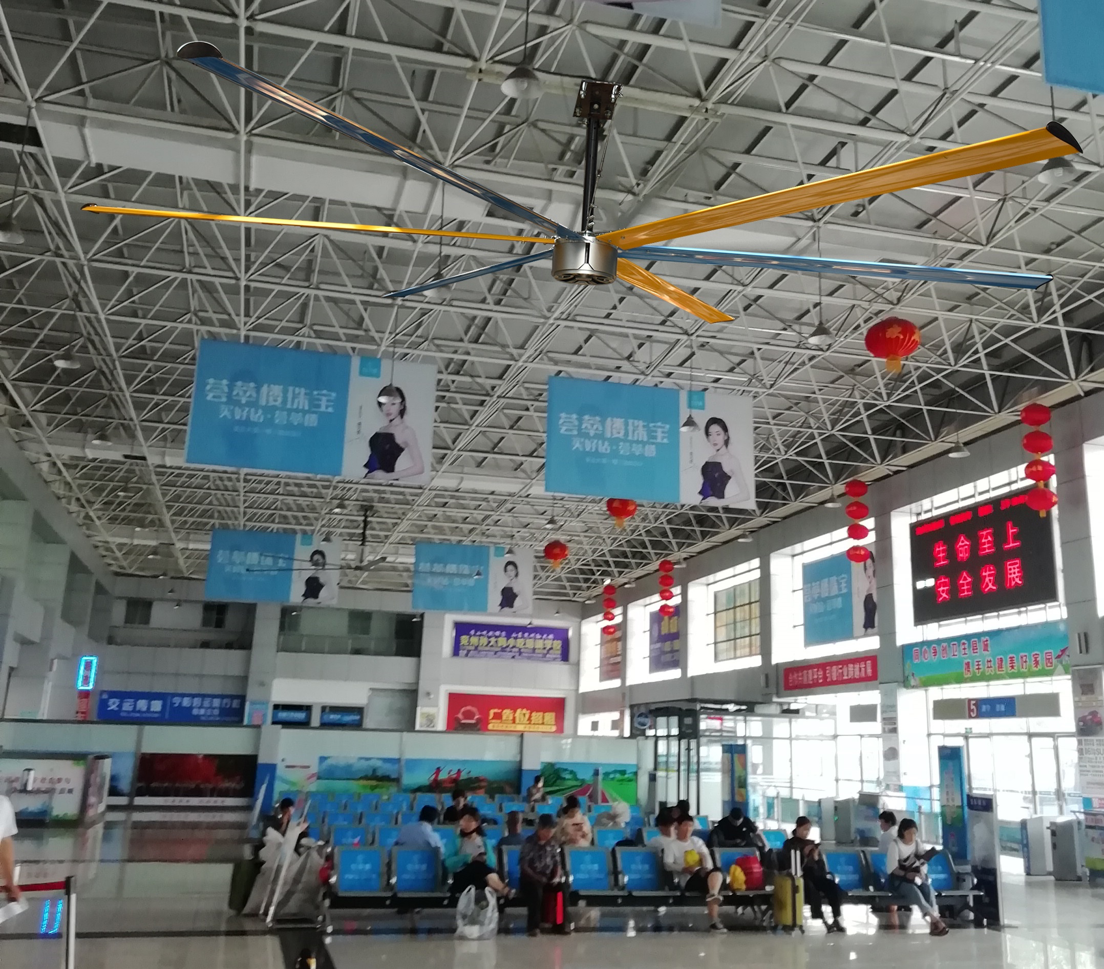 候車室通風(fēng)降溫,工業(yè)大風(fēng)扇，工業(yè)大吊扇，公共場所通風(fēng)降溫