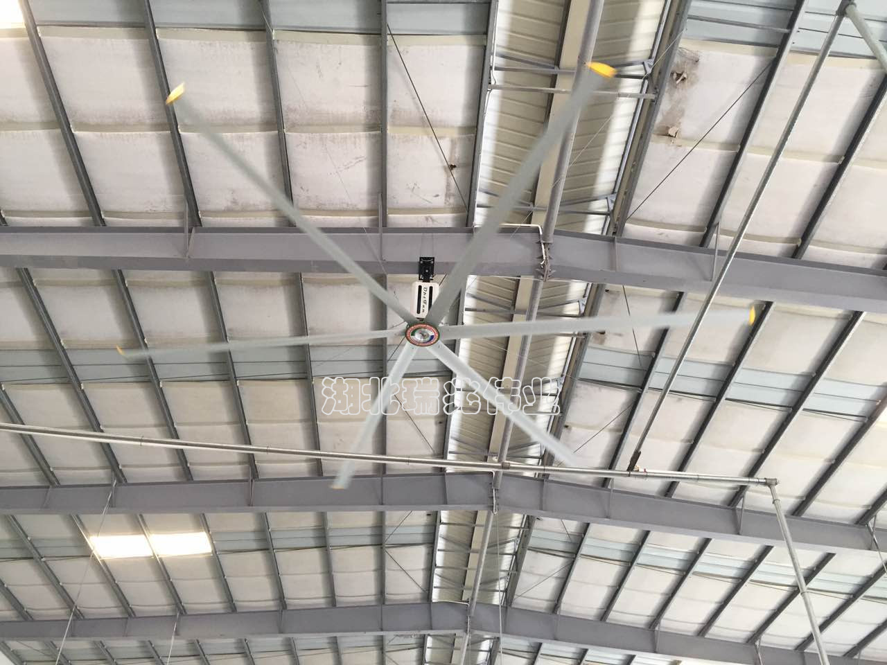 厲害了word哥！一臺(tái)瑞泰風(fēng)移動(dòng)工業(yè)大風(fēng)扇足可以涼爽半個(gè)球場！