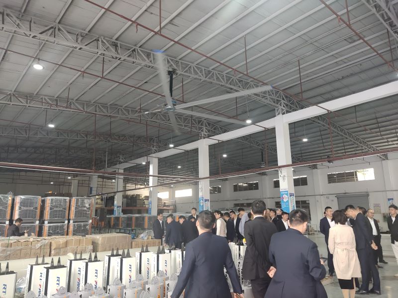 在夏天車間降溫很重要，工業(yè)大風(fēng)扇剛好滿足你的需求！