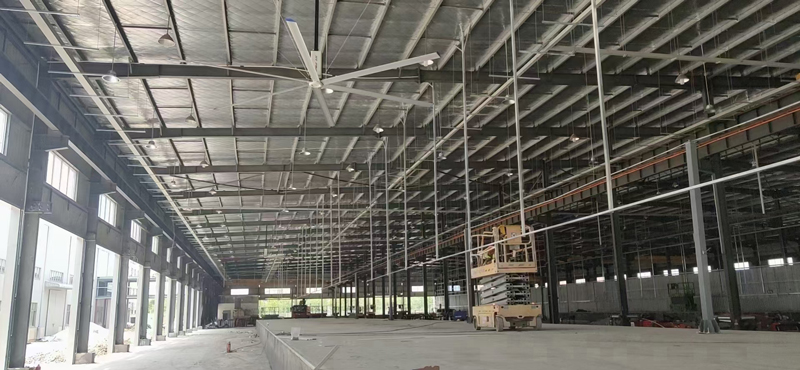 夏季倉庫溫度過高怎么降溫，工業(yè)大風扇如何